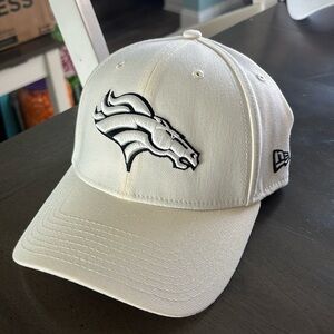 Denver Broncos Cream Flexfit New Era hat
